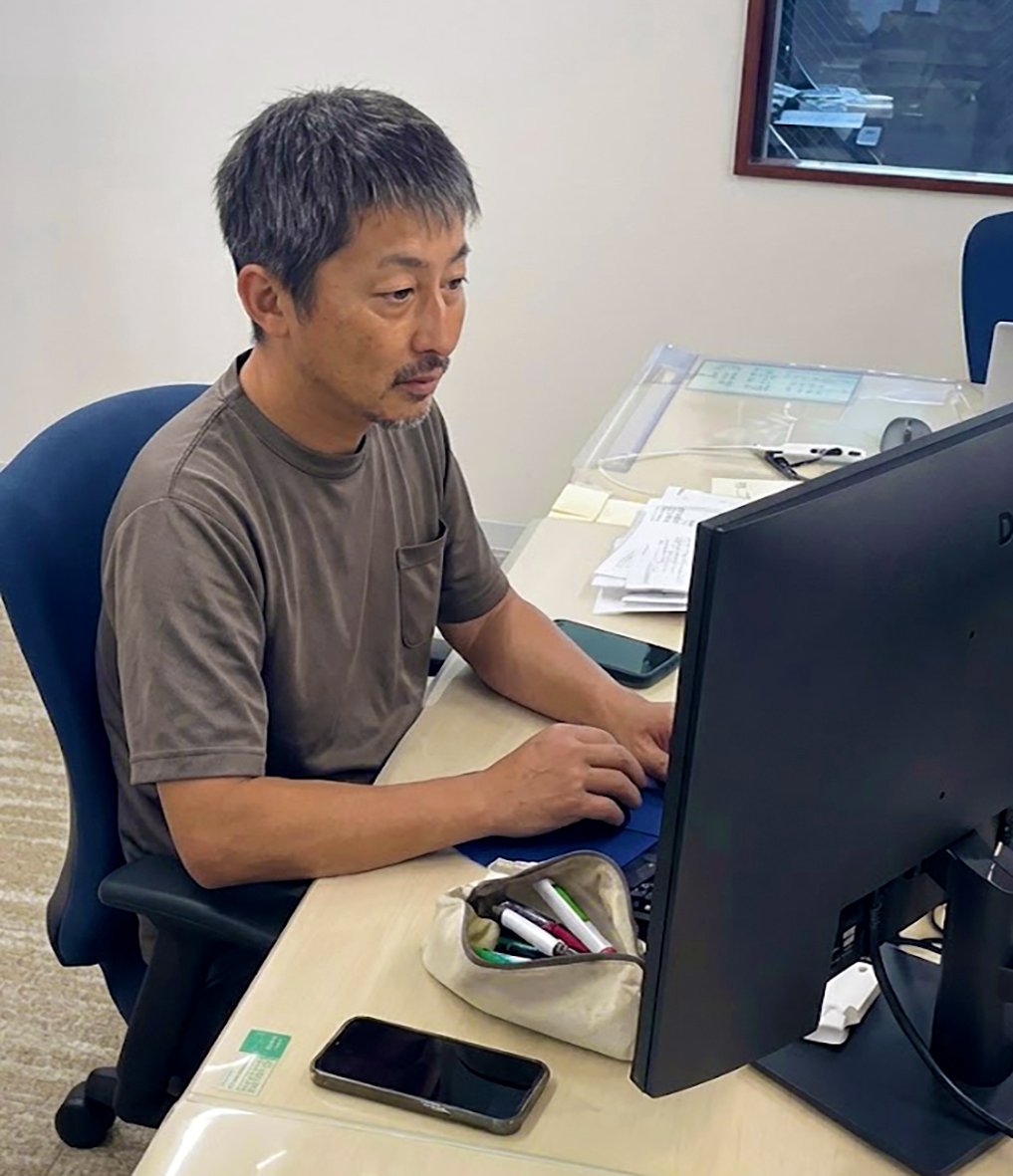 オフィスで施工図を確認する様子