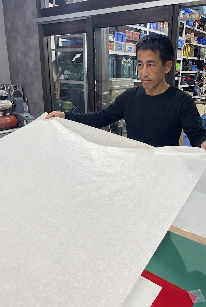 製作室でサイン用シートを扱う様子